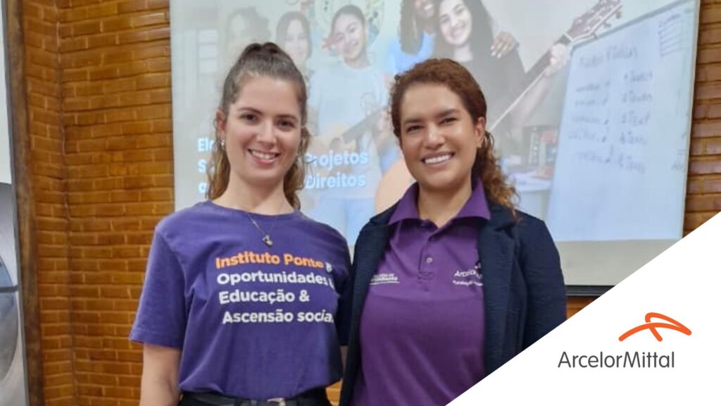 Mônica Freddi e Raiene Oliveira aparecem lado a lado durante evento de capacitação da ArcelorMittal sobre elaboração de projetos.